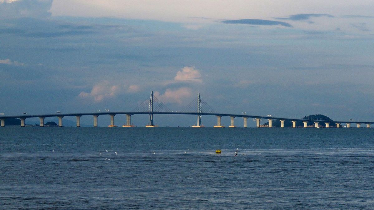 Más de diez millones de vehículos han pasado ya por este cruce marítimo de 55 kilómetros, el más largo del mundo