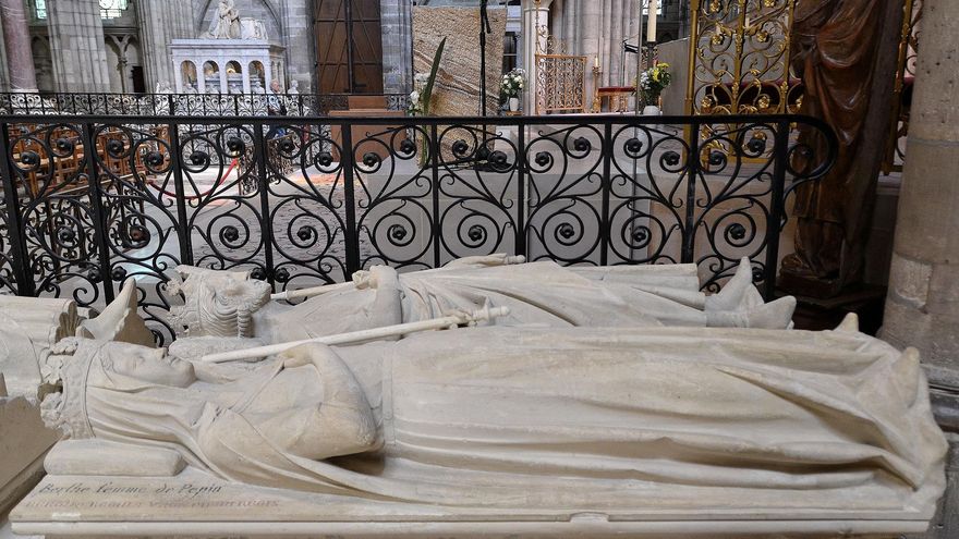 La tumba de Pipino el Breve, padre de Carlomagno, en el interior de la basílica