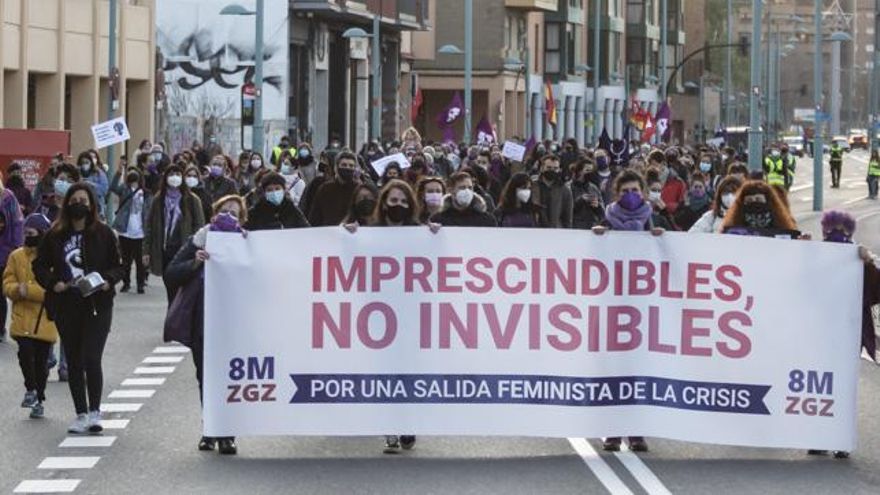 Cabeza de la marcha hacia la Plaza del Pilar de Zaragoza durante el 8M 2021