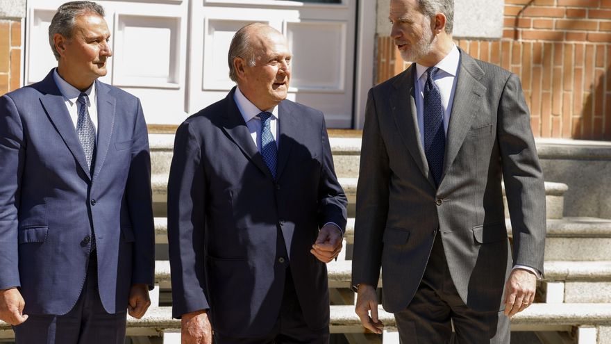 Felipe VI recibe la medalla del Automobile Barcelona