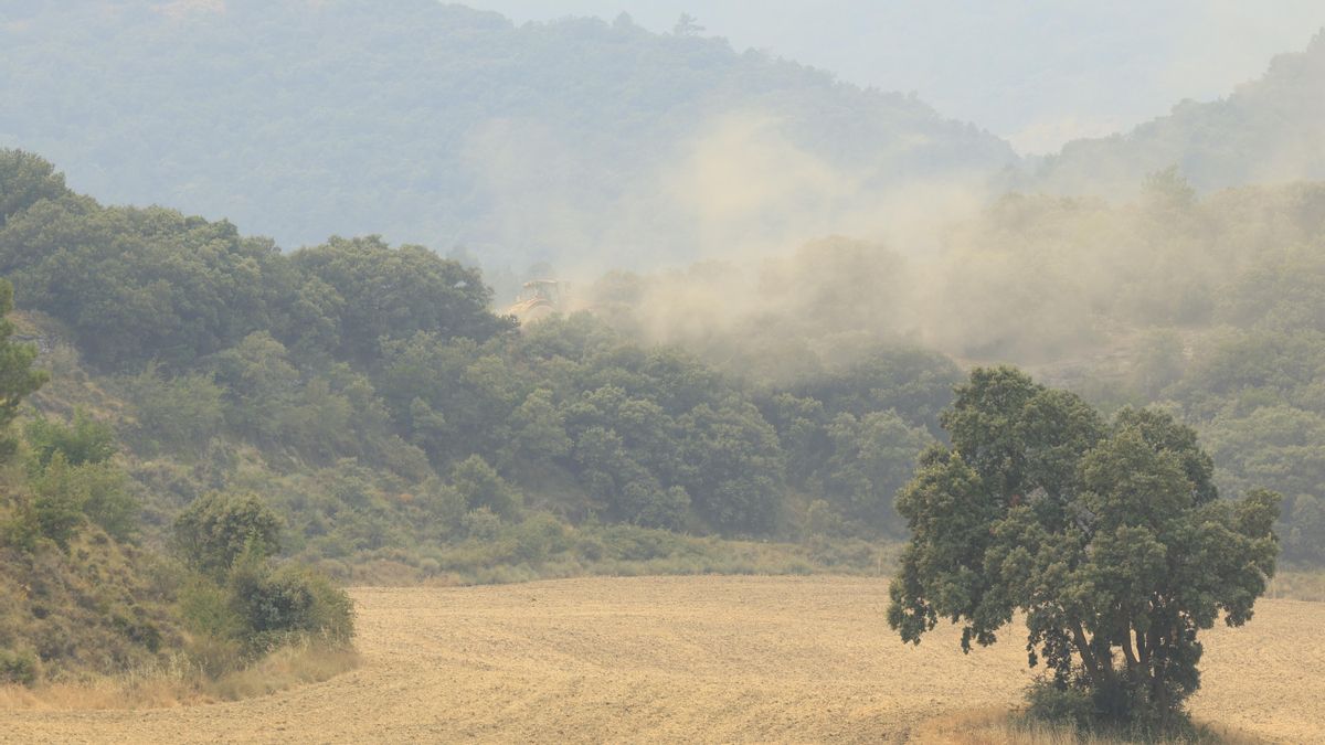 El incendio forestal de Orés, en la comarca de las Cinco Villas (Zaragoza), sigue activo este viernes y el número de hectáreas afectadas ha subido a 12.600, con un perímetro aproximado de 60 kilómetros. EFE/ Javier Cebollada