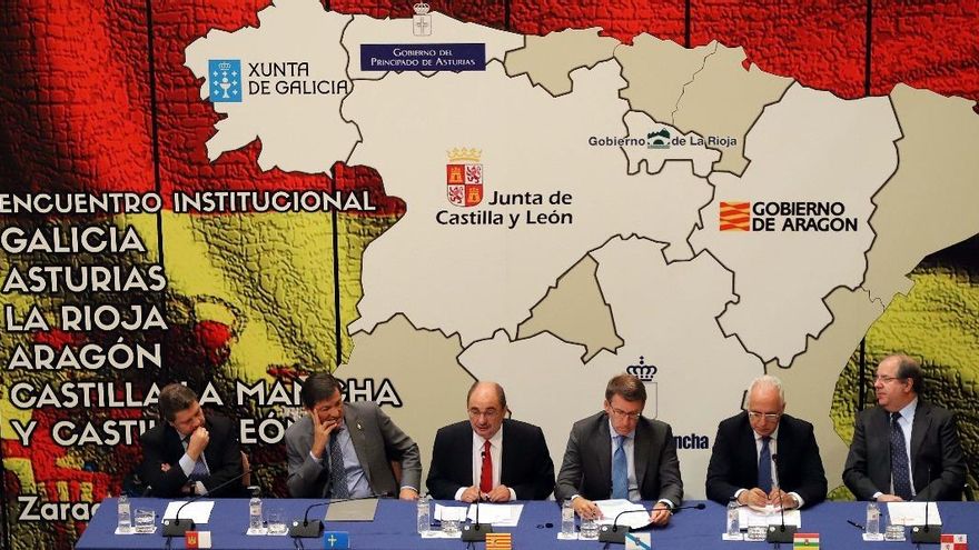 Firma de una declaración conjunta entre los presidentes de Galicia, Asturias, La Rioja, Castilla-La Mancha y Aragón sobre financiación autonómica. / Miriam Chacón / ICAL