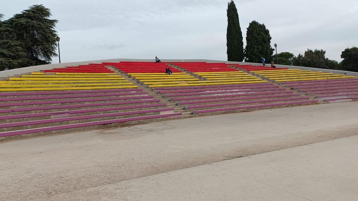 Gradas pintadas con la bandera republicana, esta semana en el parque de Las Cruces