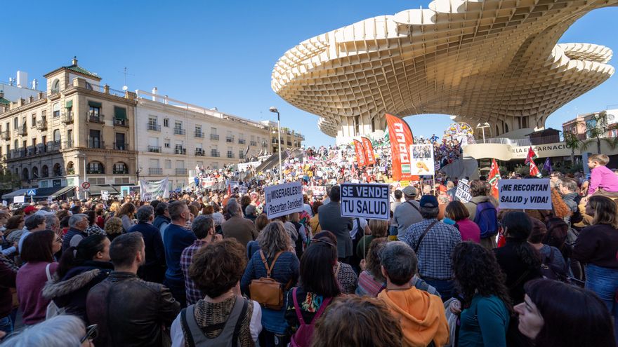 Miles de personas plantan cara al Gobierno andaluz por la sanidad pública