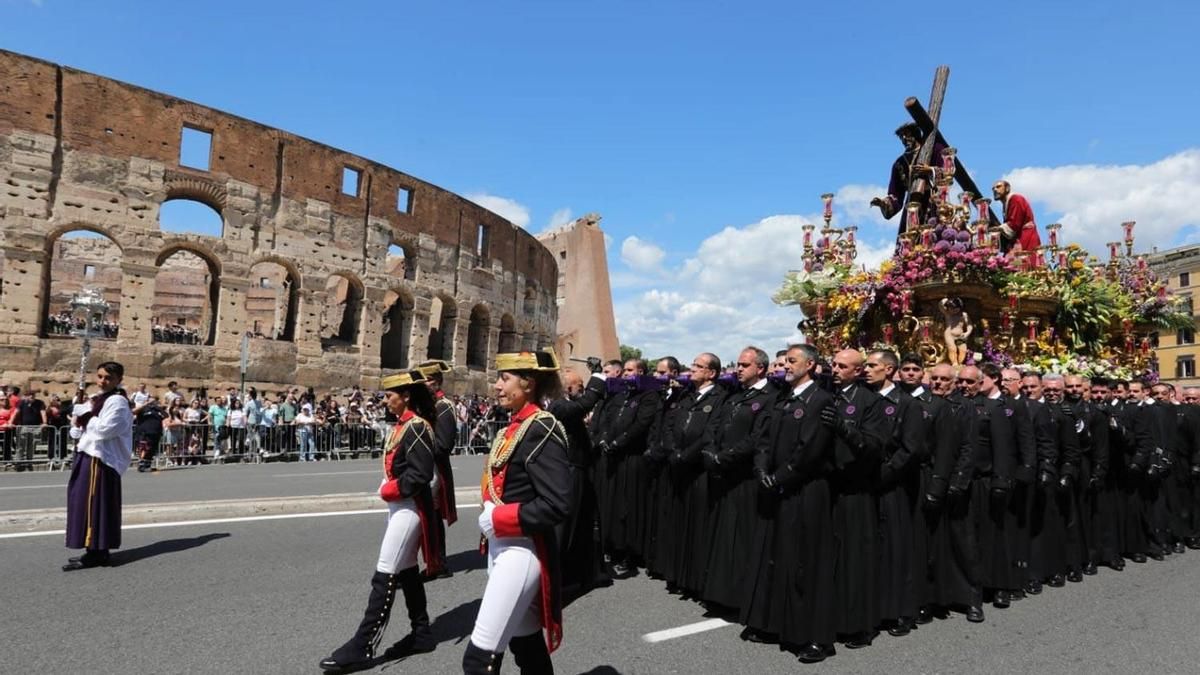 El Nazareno de León conquista el Jubileo en Roma procesionando frente al Coliseo