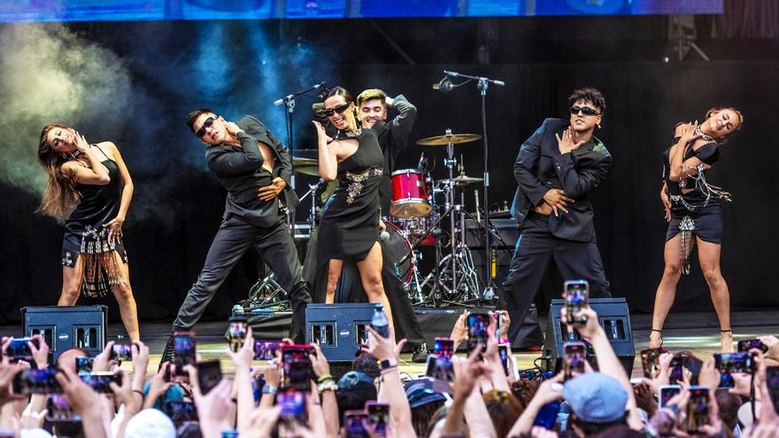 Chanel y su cuerpo de baile interpretando 'SloMo'