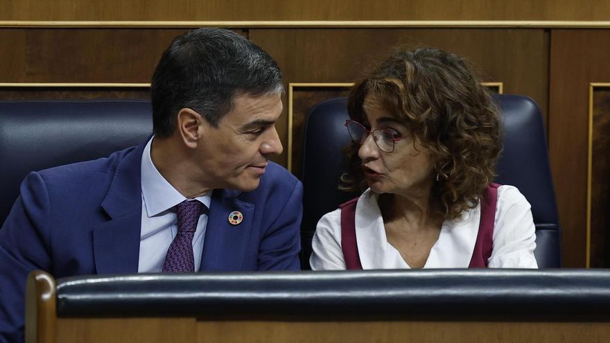 Imagen de archivo del presidente del Gobierno, Pedro Sánchez, en el pleno del Congreso conversando con la vicepresidenta primera, María Jesús Montero.