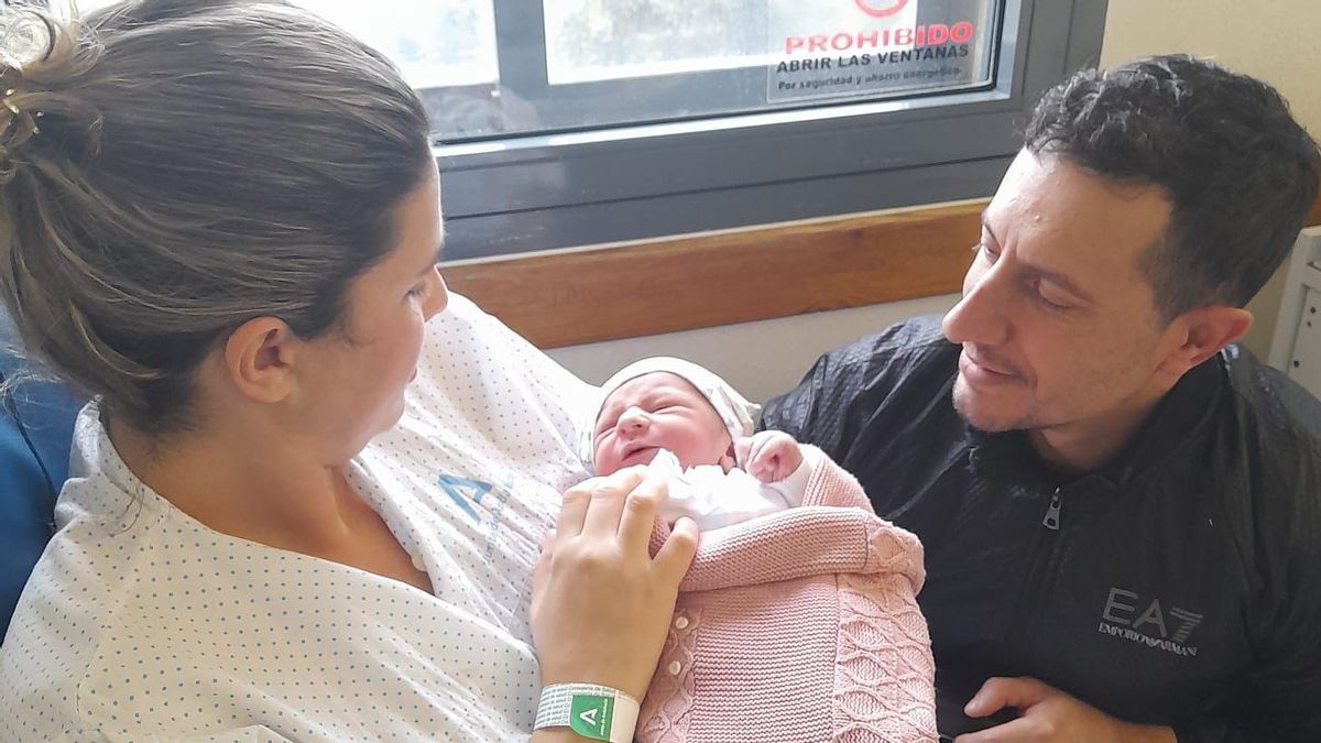 Cloe, primera bebé andaluza del año 2026, junto a sus padres tras su nacimiento en el Hospital Juan Ramón Jiménez de Huelva.