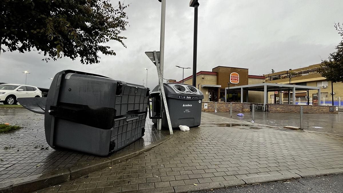 Contenedores caídos frente al Burger King de la avenida Cádiz
