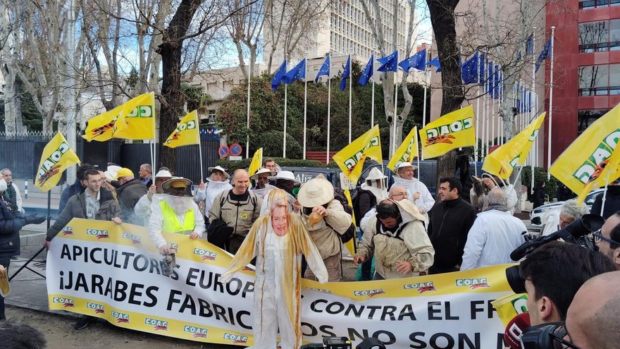Cientos de apicultores claman en Madrid contra las importaciones masivas de miel: “Nos han abandonado”