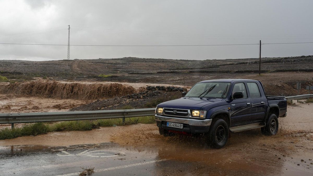 Agua corriendo por un barranco en Lanzarote tras la tromba de agua caída este sábado.