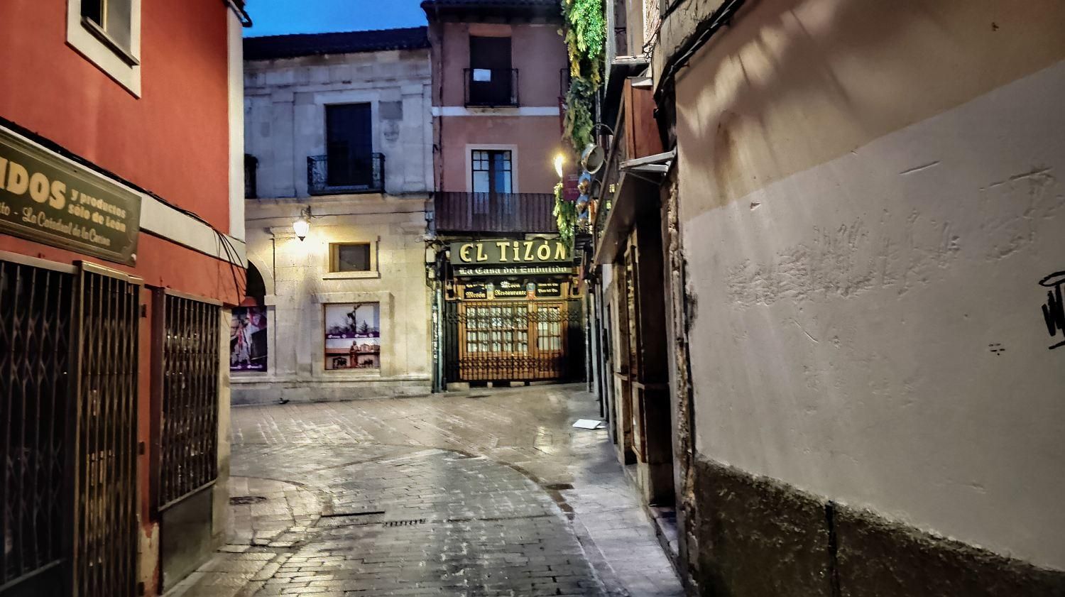 La otra entrada a la doble plaza de San Martín por la calle Plegarias.