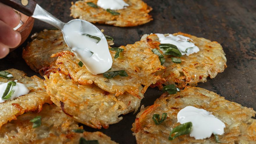 Se hace en apenas 10 minutos y es muy sencillo: la receta de pastelitos de calabacín con aporte de proteínas que apañan una cena