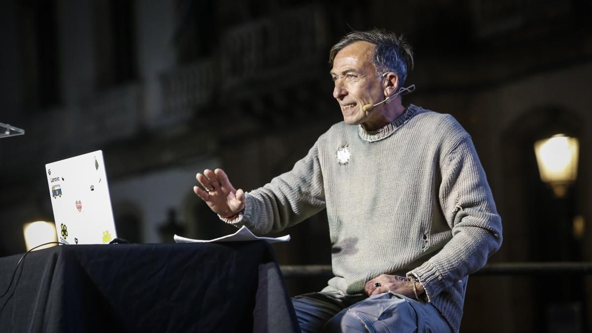 Francisco Blázquez imparte su magisterio en el Pregón de Carnaval