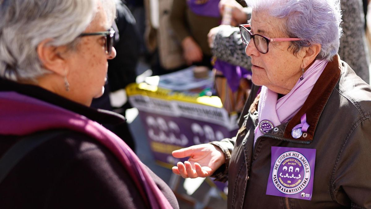Varias mujeres participan en una asamblea convocada por la Comisión 8M Madrid bajo el lema “El feminismo a las calles”, este sábado en la plaza de Callao en Madrid.