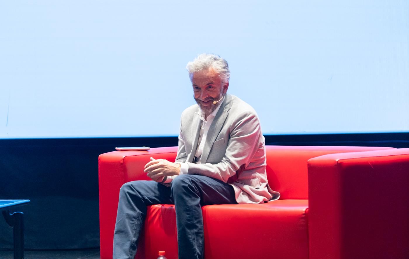 Andrés Hermosa se dirige al público de la Filmoteca de Cantabria.