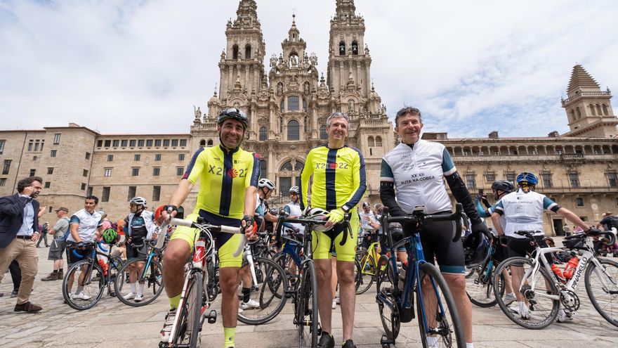 Alfonso Rueda y el presidente de AC Hoteles by Marriot, Antonio Catalán, en la Praza do Obradoiro