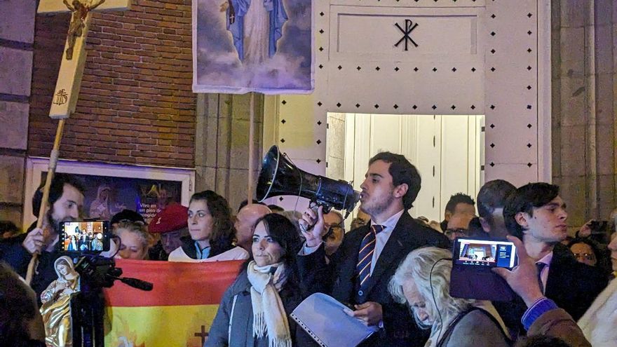 Covadonga, Flandes y la amnistía: cientos de personas rezan en Madrid para que la Virgen interceda contra Sánchez