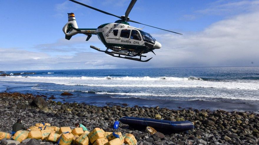 Un helicóptero de la Guardia Civil llegando a la playa para recoger la droga