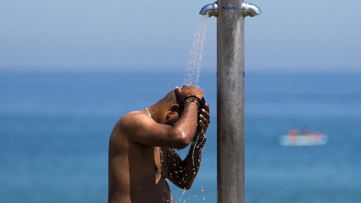 Alicante prohíbe el baño en todas su playas y cierra parques y terrazas ante la alerta roja por calor y fuertes rachas de viento