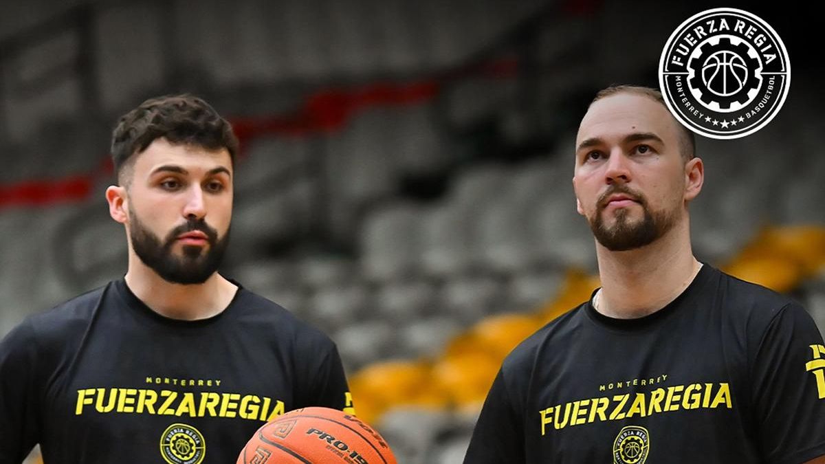 Álvaro Cordón, a la izquierda, preparador físico del Fuerza Regia.