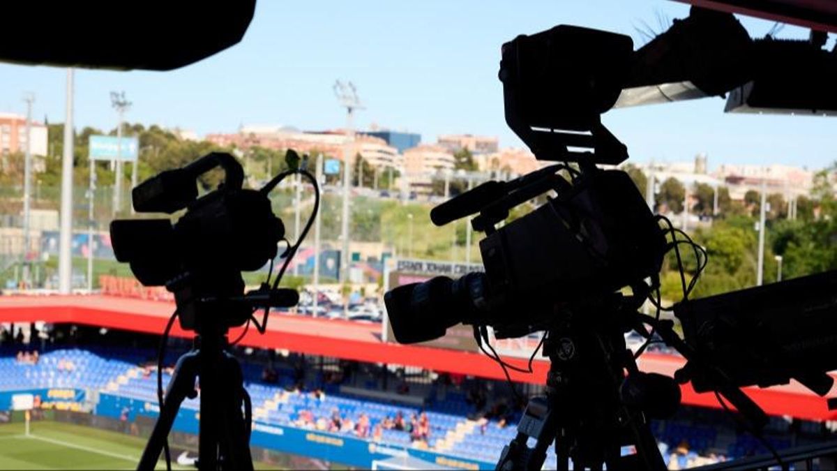 Las cámaras captando la retransmisión de un partido de la Liga F