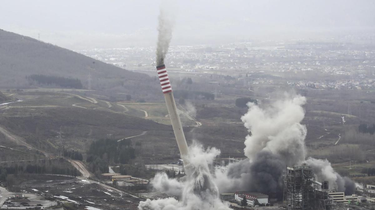 El Bierzo se despide de las últimas chimeneas de la térmica de Compostilla II, icono de su historia mineroenergética