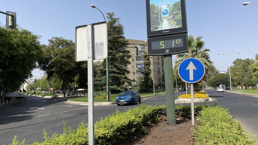 Un termómetro en la avenida de Libia a 51 grados