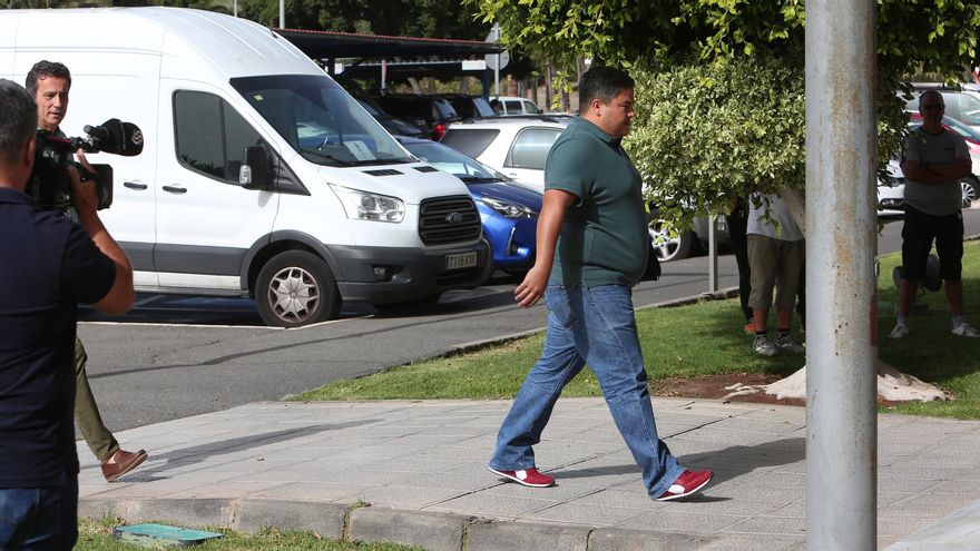 El concejal de Urbanismo de Mogán, Mencey Navarro, seguido por Salvador Álvarez, coordinador de servicios públicos. (ALEJANDRO RAMOS)