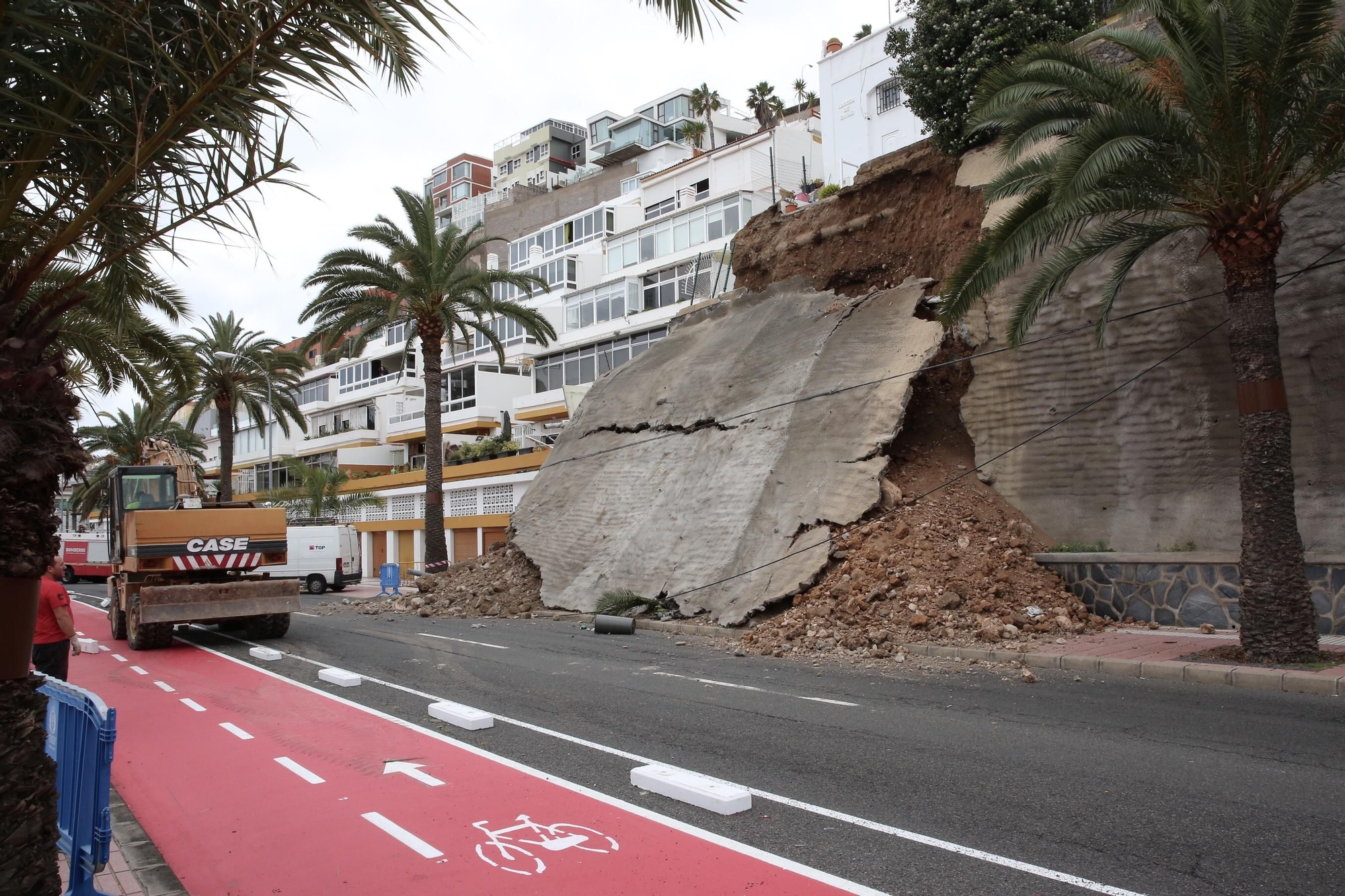 Así se encuentra el paseo de Chil tras el derrumbe de esta madrugada