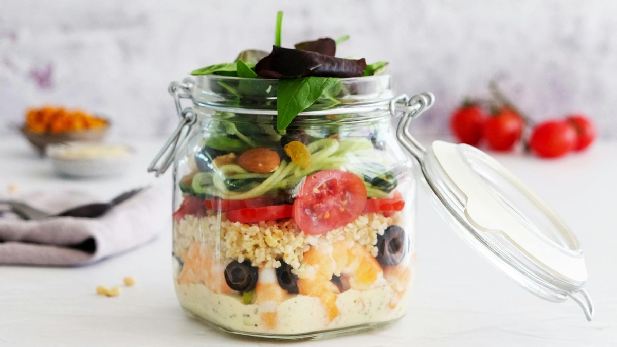 Desde la lechuga hasta la salsa: así puedes preparar la ensalada de siete capas