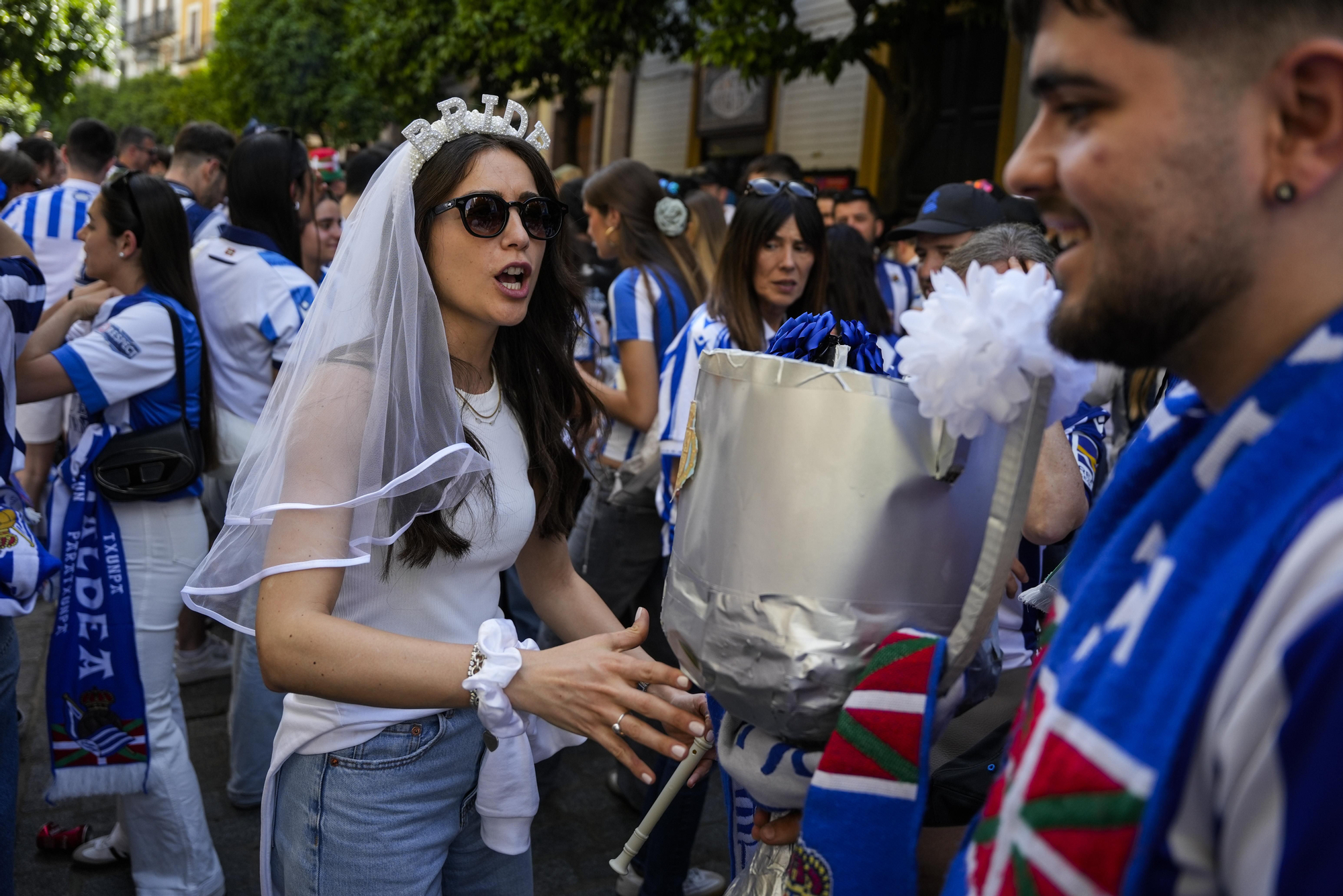 Aficionados de la Real Sociedad tiñen Sevilla de txuri-urdin en la previa de la final de la Copa del Rey.