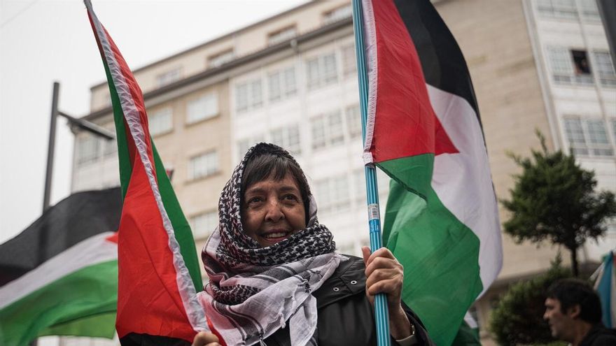 Manifestantes portan banderas palestinas durante las protestas ante la presencia del exprimer ministro de Israel en el Foro La Toja, a 4 de octubre de 2025