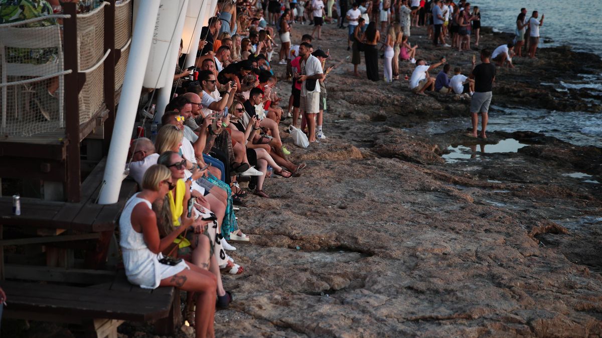 Visitants d'Eivissa observen la caiguda del sol des de Cafè del Mar a mitjan setembre