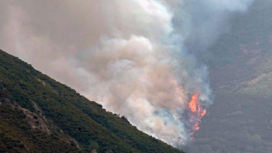 - Vista del incendio este jueves, cerca a Genestoso (Cangas del Narcea). EFE/ Paco Paredes