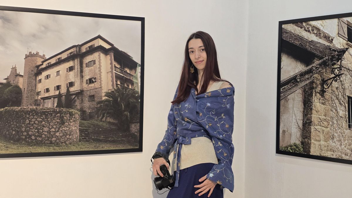 La fotógrafa española de 21 años Celia Soler en su exposición Testigo-Witness Festival de la Imagen de Amán.