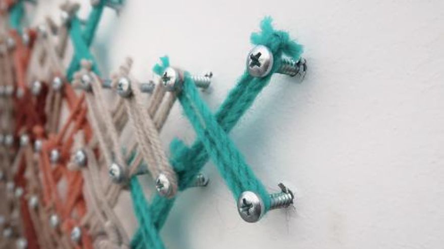 Aheneah es una artista y diseñadora portuguesa cuyo trabajo artístico se fusiona con las enseñanzas de bordado de sus abuelas.