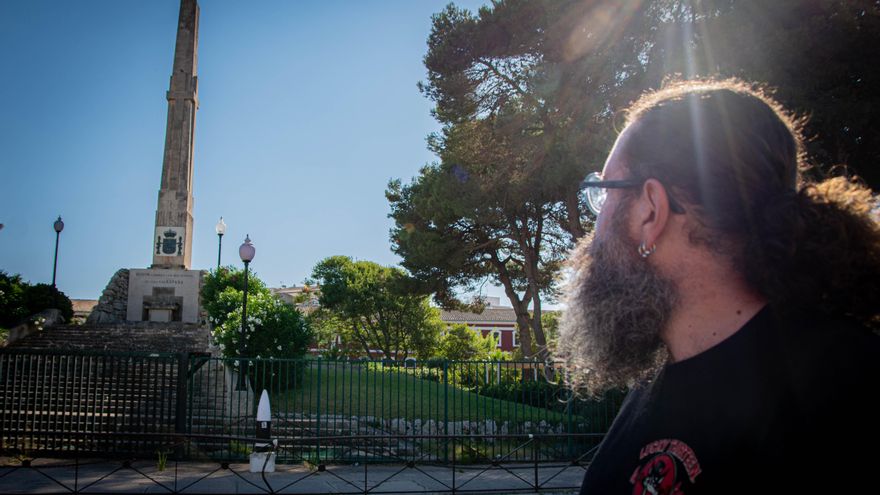Marcelino Rodríguez Tuduri mira un monumento de origen franquista en Ciutadella.