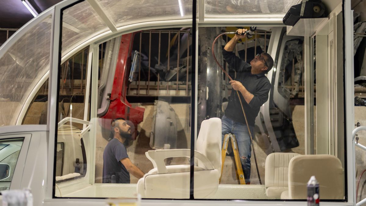 Los ingenieros de un taller de Suecia trabajan en la remodelación del papamóvil del papa Francisco.