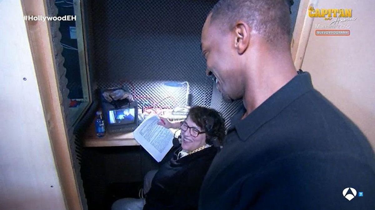 Anthony Mackie con Amaia, traductora 'El Hormiguero'