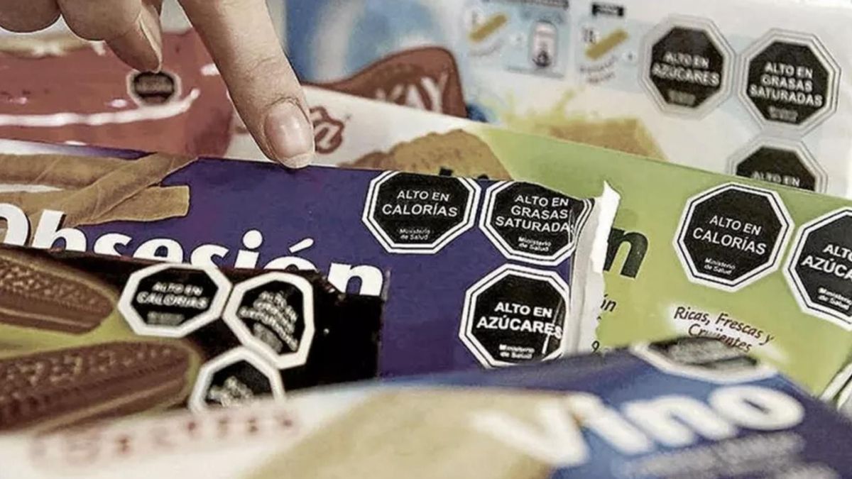 La Ley de Etiquetado Frontal estableció la incorporación de octógonos negros en envases de alimentos y bebidas con exceso de azúcares, sodio, grasas saturadas, grasas totales y calorías.