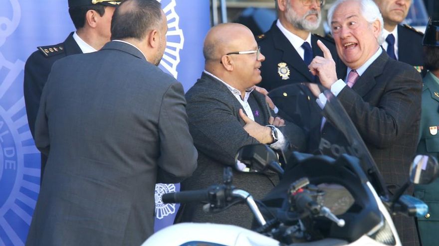 César Sánchez / Ical. El subdelegado del Gobierno, Faustino Sánchez (C), junto al delegado territorial, Guillermo García (D), durante la jornada del Plan Director para la Convivencia y Mejora de la Seguridad en los Centros Educativos y sus Entornos en Ponferrada, que incluye exhibiciones de unidades y material de los Cuerpos y Fuerzas de Seguridad del Estado en el IES Gil y Carrasco de Ponferrada