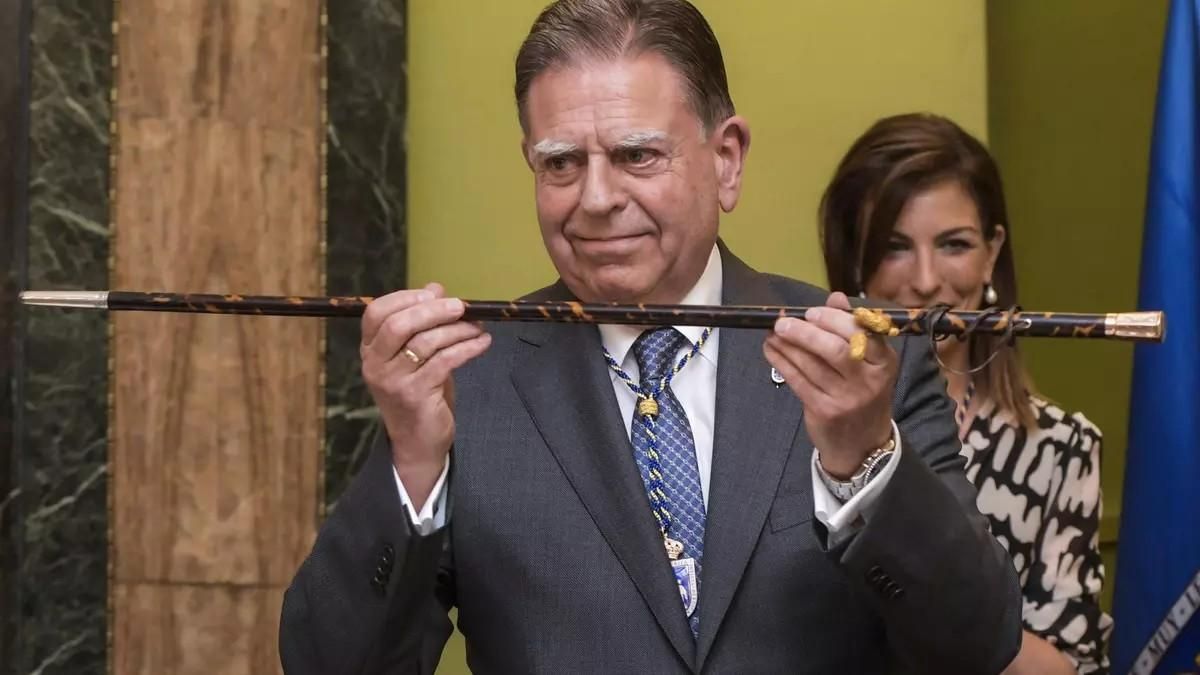 El alcalde de Oviedo, Alfredo Canteli, con el bastón de mando, cobró 30.000 euros en 2024.