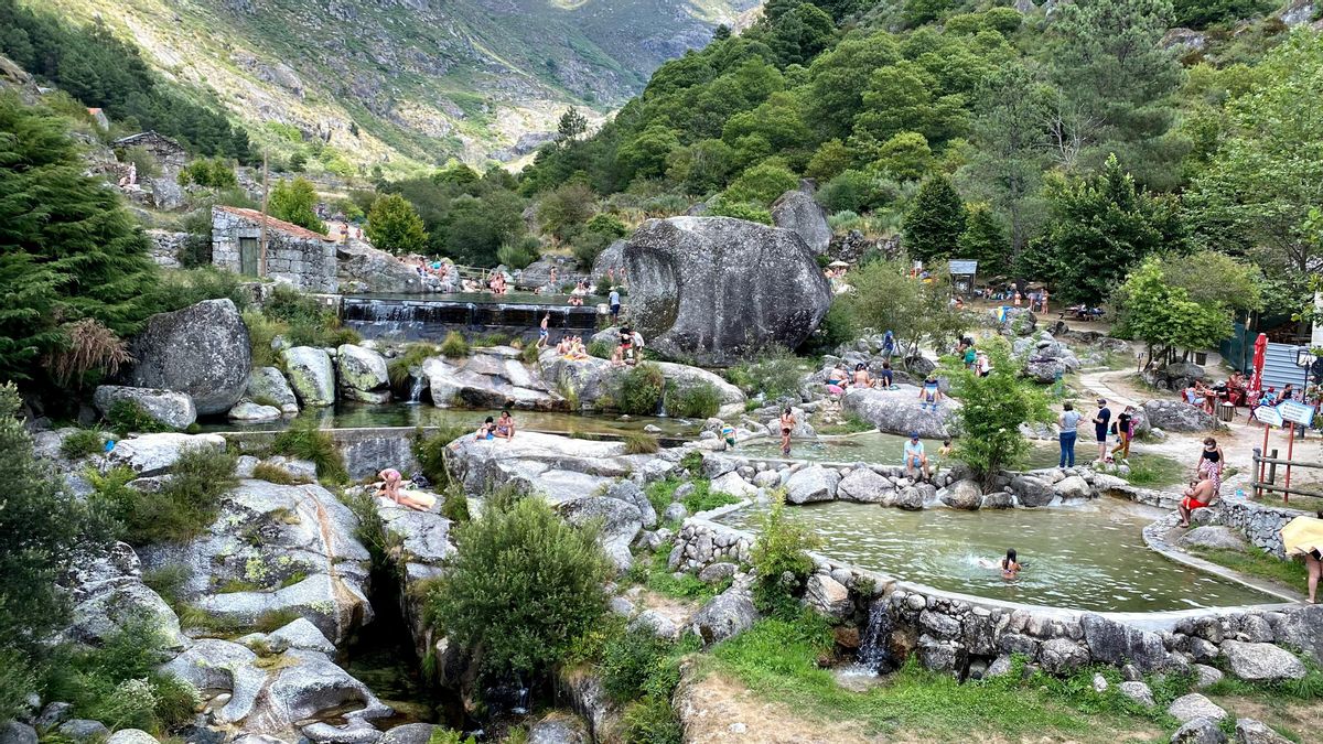 El agua que alimenta esta zona de baño procede directamente de los manantiales de la Serra da Estrela.