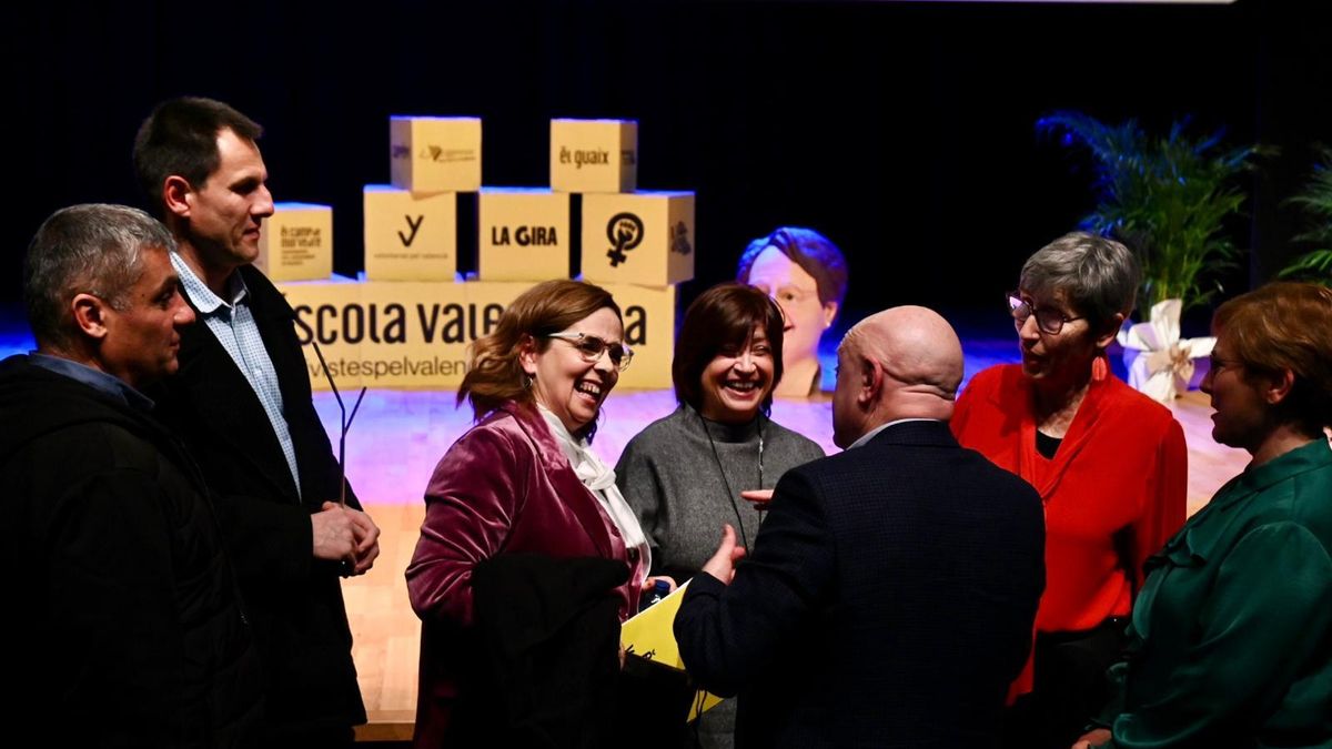La presidenta d'Escola Valenciana, Alxandra Usó, i la presidenta de l'AVL, Verònica Cantó.