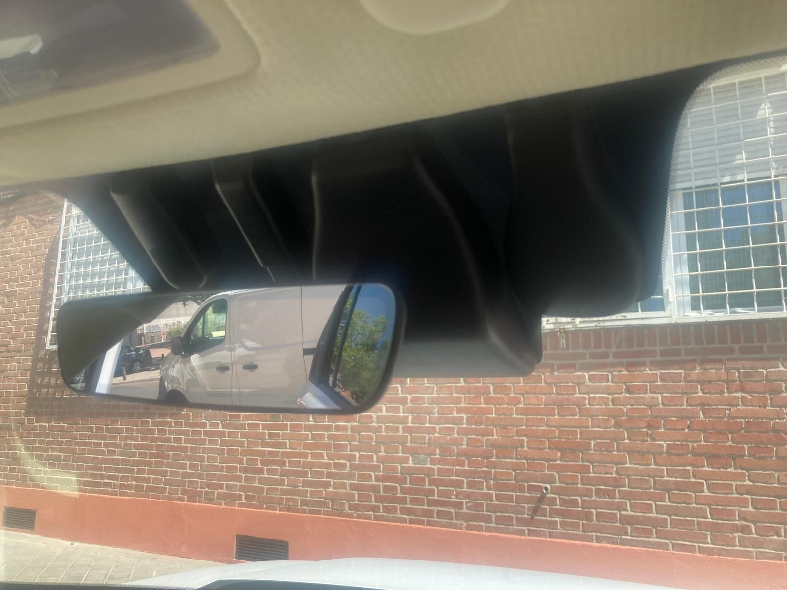 Detrás del retrovisor encontramos esta 'mancha' oscura que alberga sensores y cámaras.