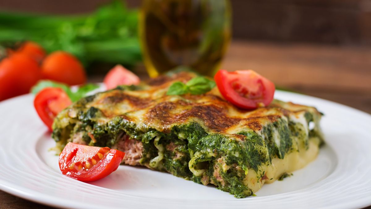 Canelones con carne y salsa de espinacas