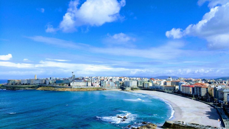 La ciudad gallega con más de 10 km de playa y numerosos monumentos en uno de los paseos marítimos más largos de Europa