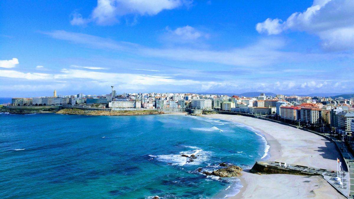 La ciudad gallega con más de 10 km de playa y numerosos monumentos en uno de los paseos marítimos más largos de Europa