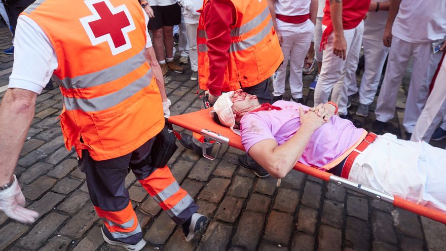Uno de los heridos en la calle Estafeta en el encierro de este lunes.